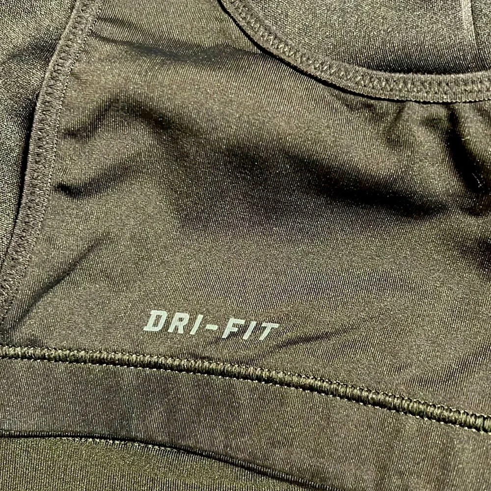 NIKE. DRI-FIT BLACK SPIRT WOMAN BRA. Size XL, runs small like L.Tags are removed